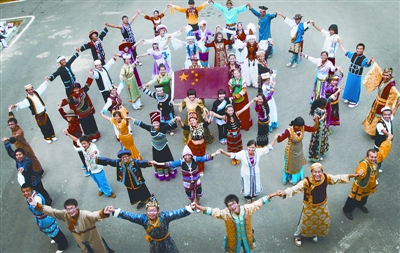 月圆人团圆，妆点民族情 56个民族共庆中秋的时尚新风